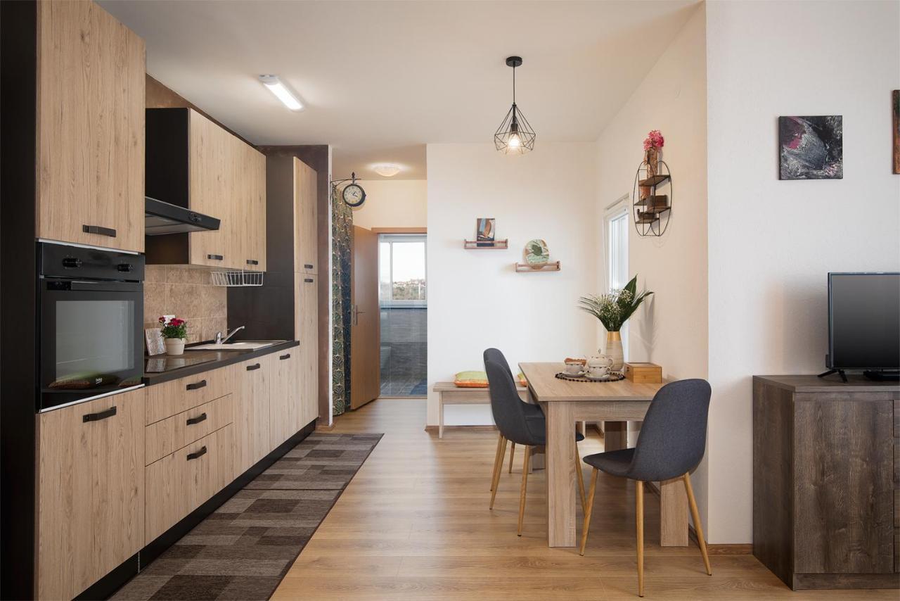 Apartment Little Gallery **** โรวีน ภายนอก รูปภาพ